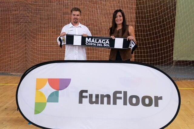 La presidenta del Costa del Sol Pepa Moreno con el directivo de FunFloor