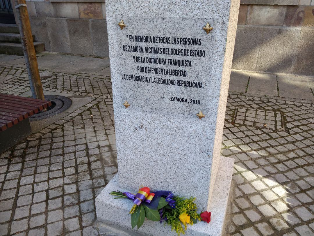 Monolito en homenaje a los represaliados por el franquismo