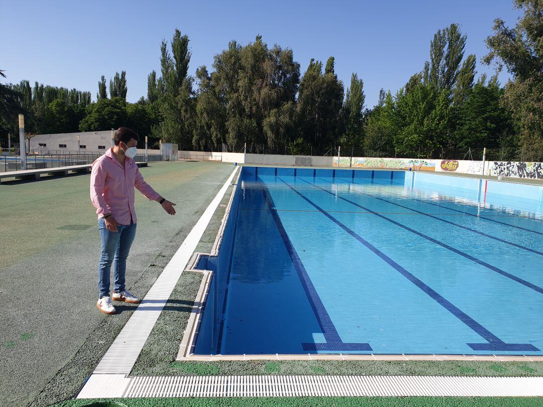 El concejal de Deportes, Víctor Torres, ha anunciado la apertura de las piscinas municipales para el 21 de junio