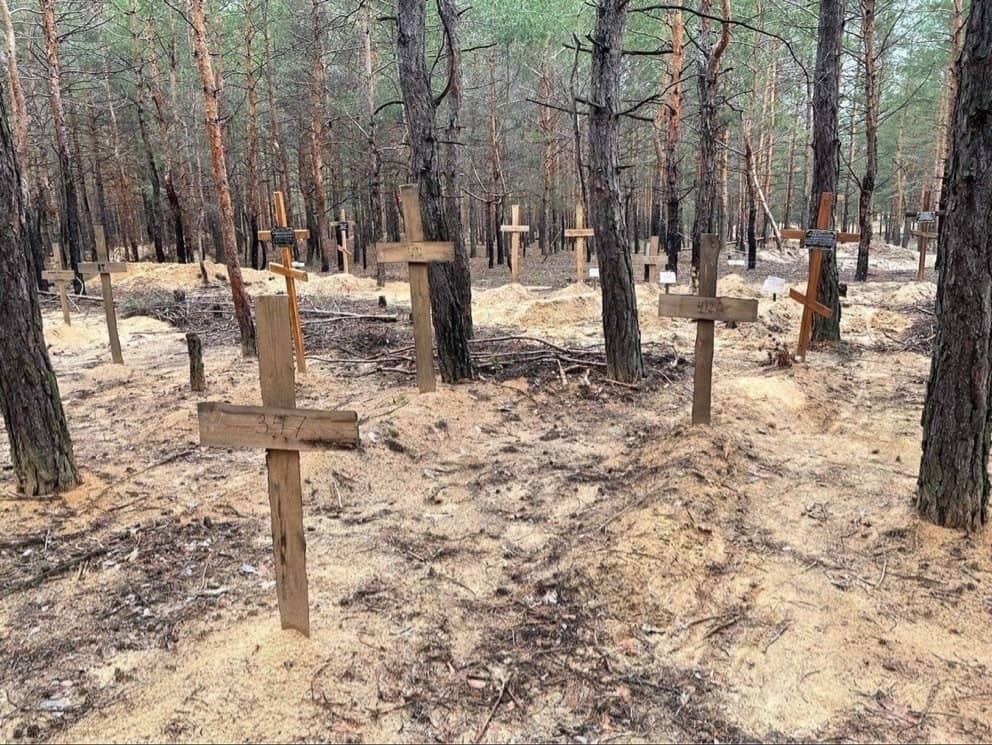 Imagen de la fosa común con más de 400 cuerpos de civiles hallada en Izyum, al este de Ucrania.