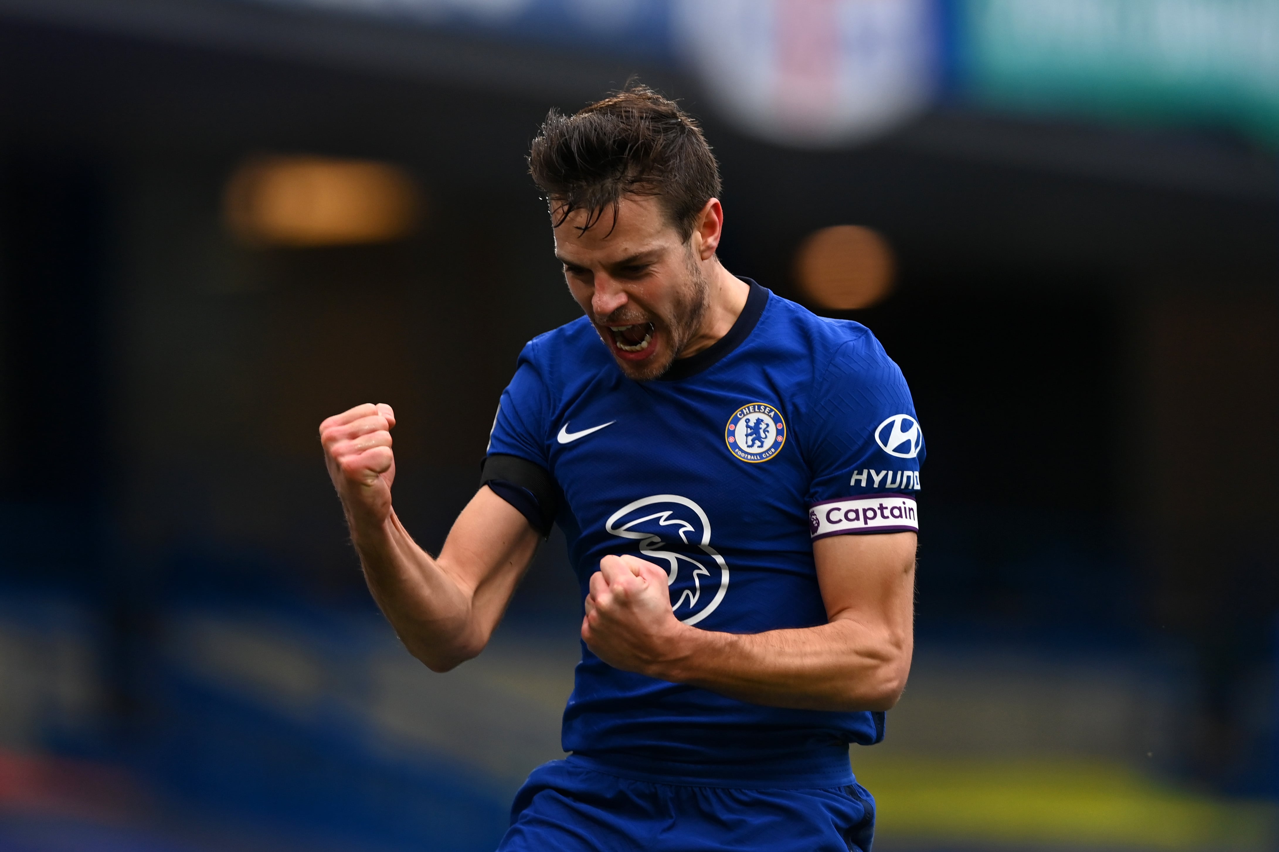 César Azpilicueta celebra un triunfo del Chelsea con el brazalete de capitán