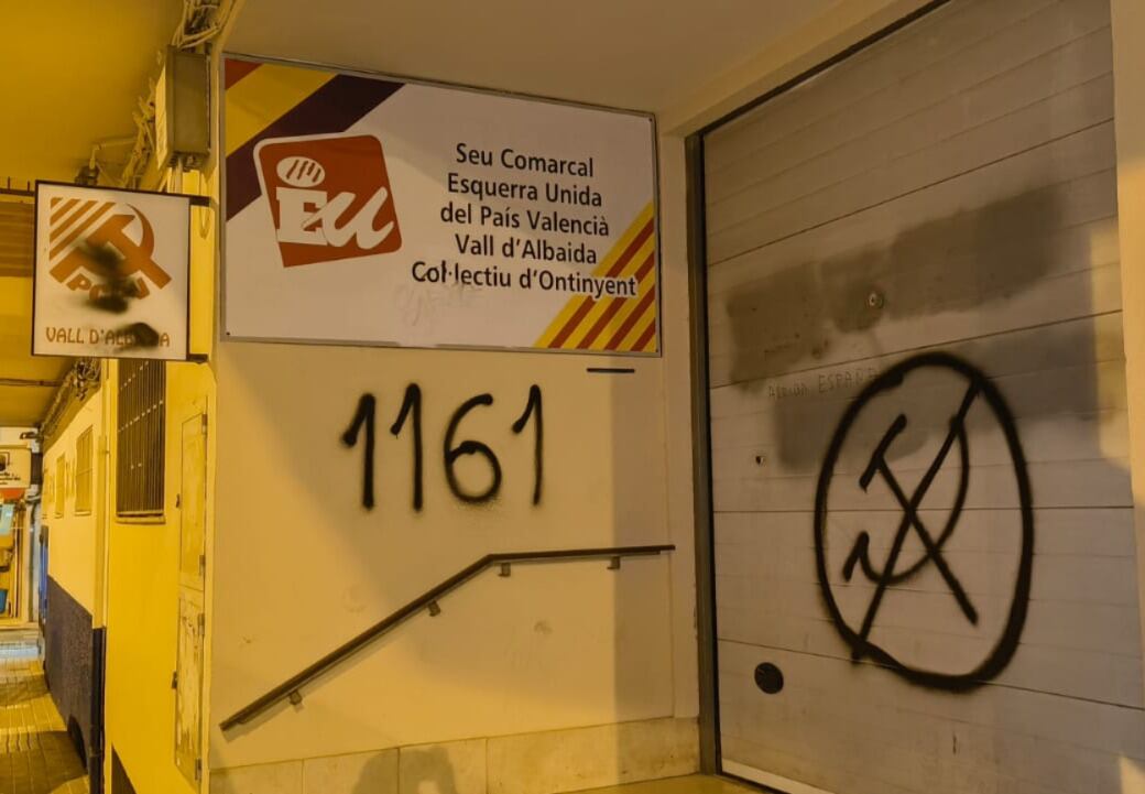Pintada fascista en la fachada de la sede de Esquerra Unida Ontinyent, donde se ha detectado el código “1161”, utilizado por grupos de extrema derecha