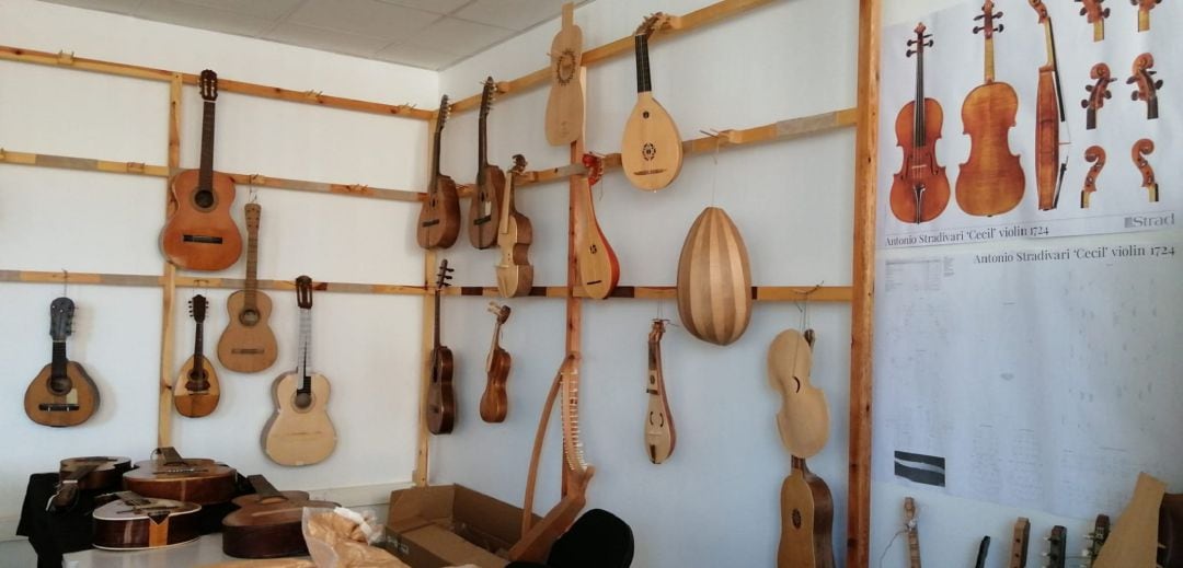 Diferentes instrumentos en la Escuela de Violería de Zaragoza 