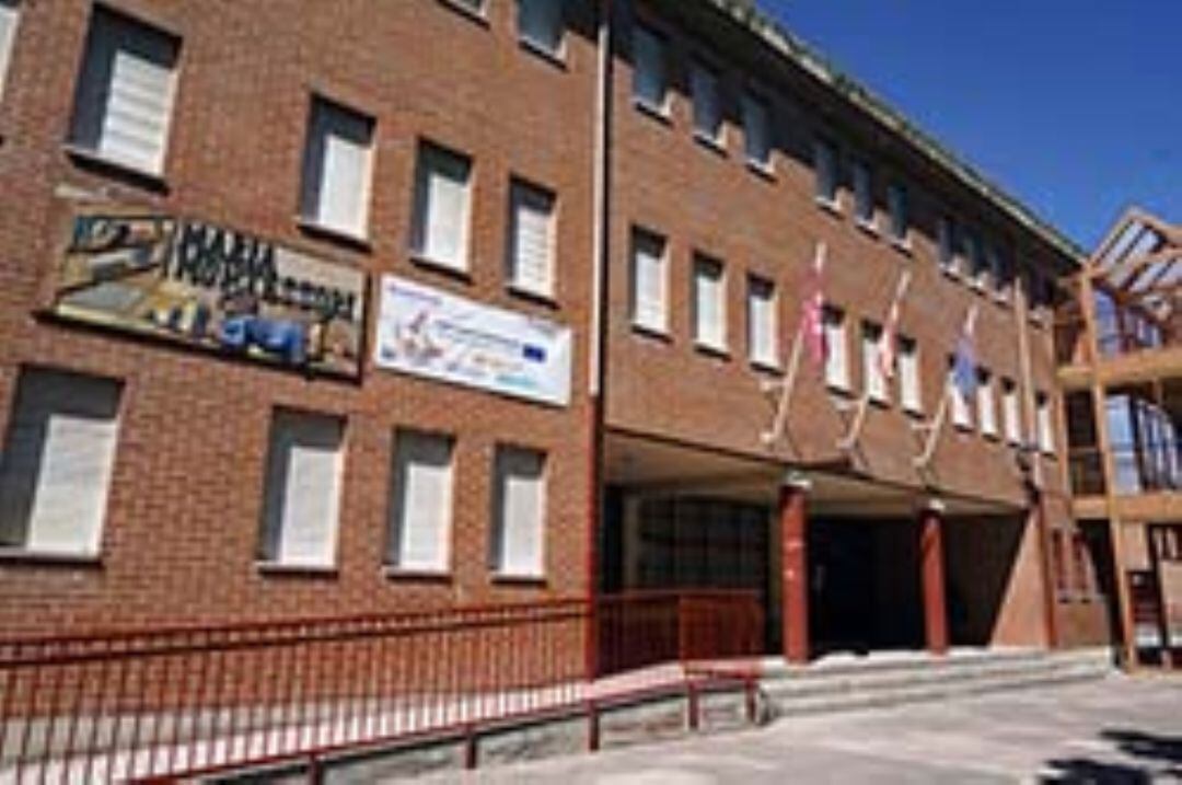 Fachada de un colegio de Móstoles