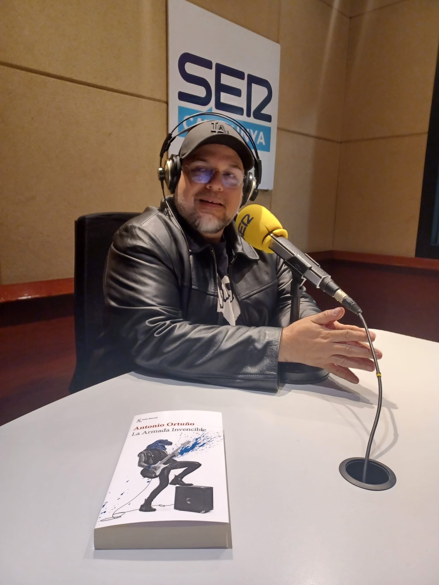 Antonio Ortuño desde Radio Barcelona presenta su novela &#039;La Armada Invencible&#039;, en La Hora Extra