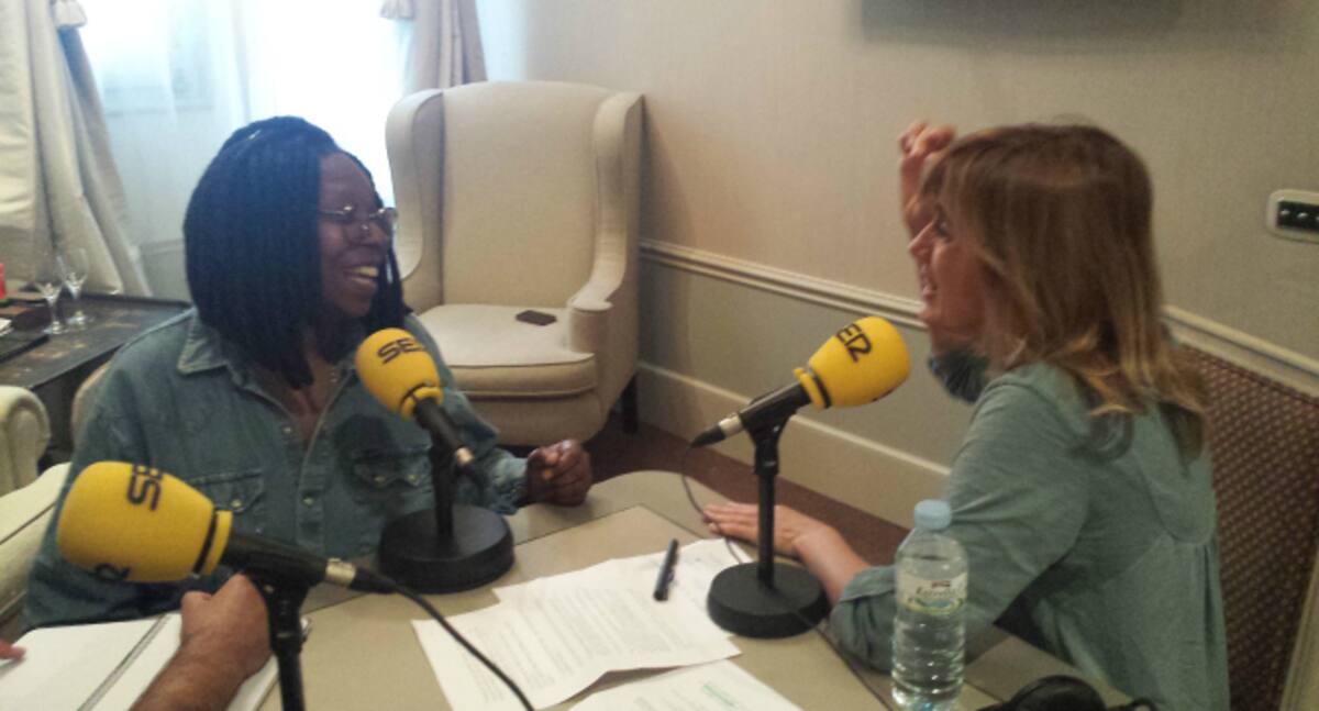 No faltaron las risas en la conversación entre la periodista y la actriz, aunque también les tocó ponerse serias para hablar de la discriminación que, tantas veces en Hollywood, reciben los intérpretes de otras etnias.