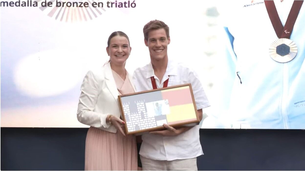 Nil Riudavets va rebre una bandera com obsequi de Marga Prohens per haver participat als Jocs Paralímpics de París.