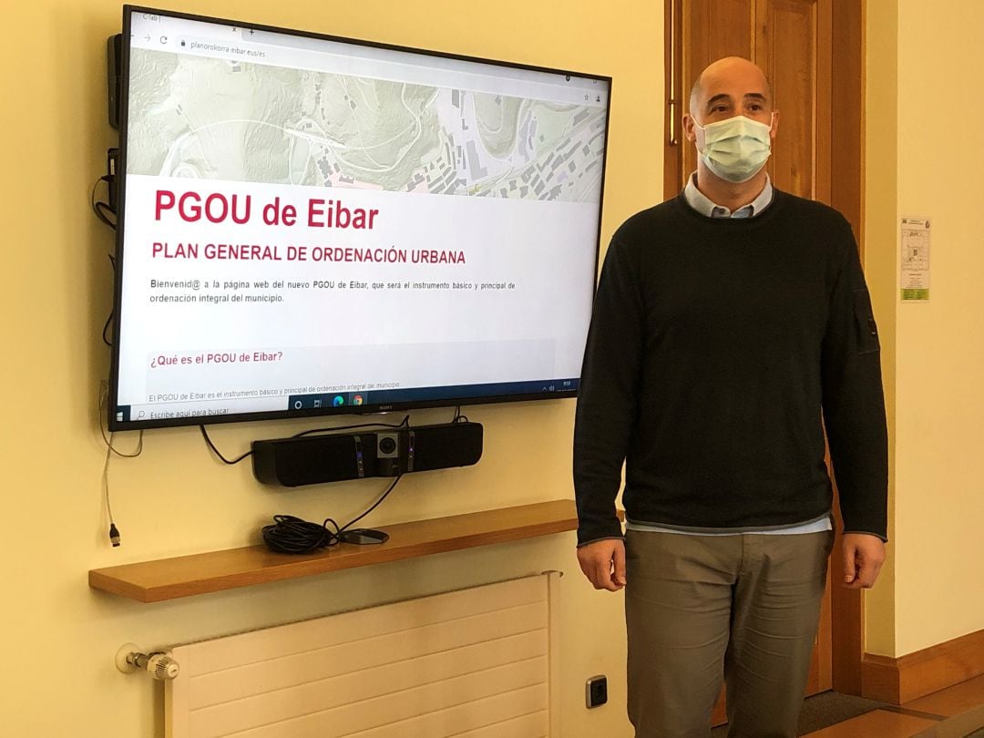 El primer edil eibarrés, Jon Iraola, ha presentado hoy la web que permite las aportaciones de la ciudadanía al nuevo PGOU