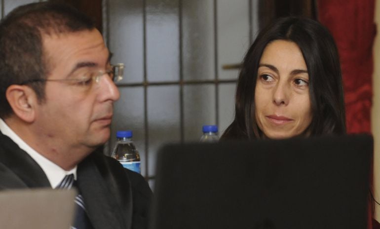 La policía local Raquel Gago, una de las tres acusadas por el asesinato de la presidenta de la Diputación de León Isabel Carrasco, conversa con su abogado, Fermín Guerrero, durante el juicio en la Audiencia Provincial de León