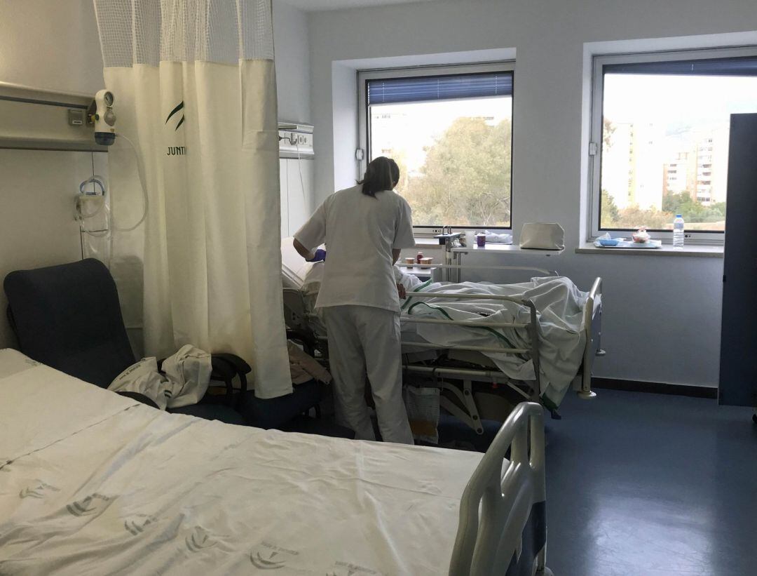 Una enfermera atiende a una paciente en una habitación de un hospital de Málaga