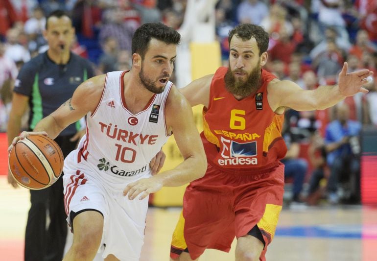 LUS218. Berlin (Germany), 06/09/2015.- Spains Sergio Rodriguez (r) and Melih Mahmutoglul of Turkey during the FIBA EuroBasket 2015 Group B match between Turkey and Spain, in Berlin, Germany, 06 September 2015. (España, Baloncesto, Alemania, Turquía) EFE/EPA/RAINER JENSEN