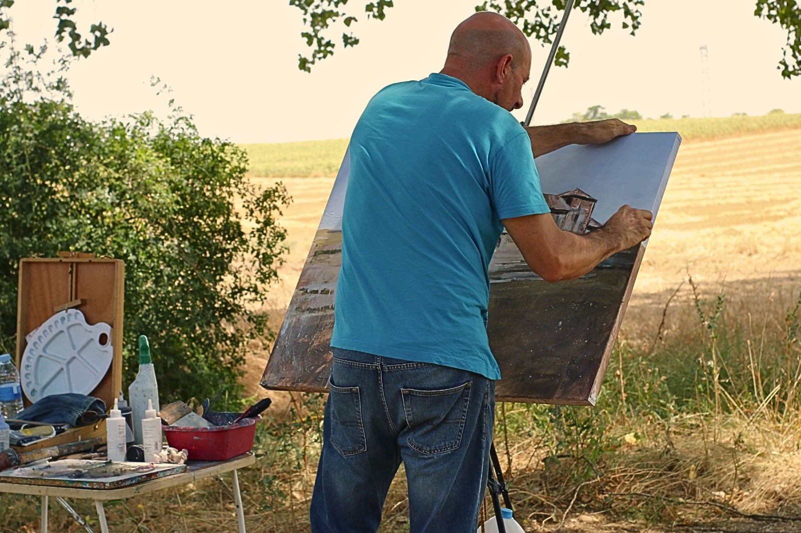 La foto transmite la comunión entre el pintor y el paisaje para la obra final