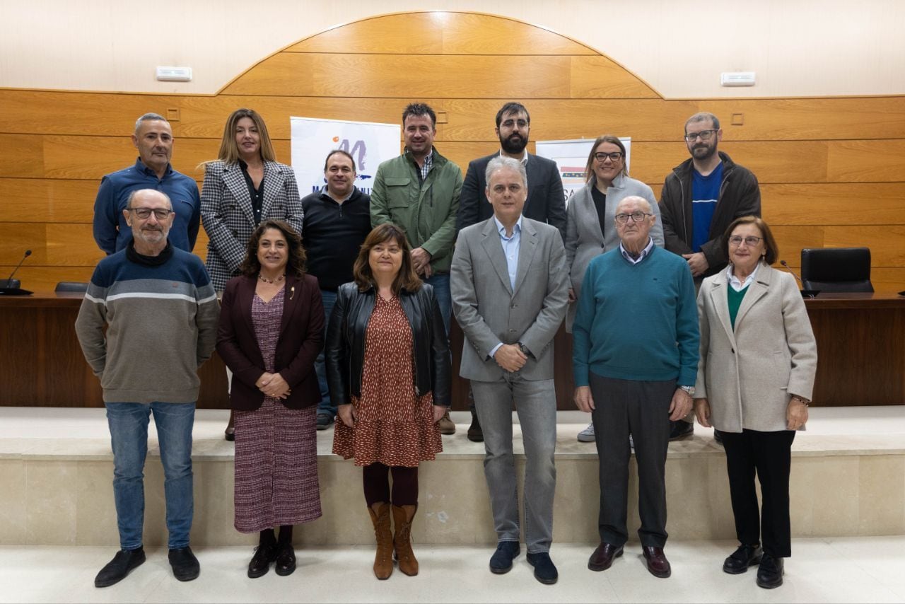 El conseller Héctor Illueca, la presidenta de la Mancomunitat, Assumpta Domínguez y alcaldes y alcaldesas de La Safor.