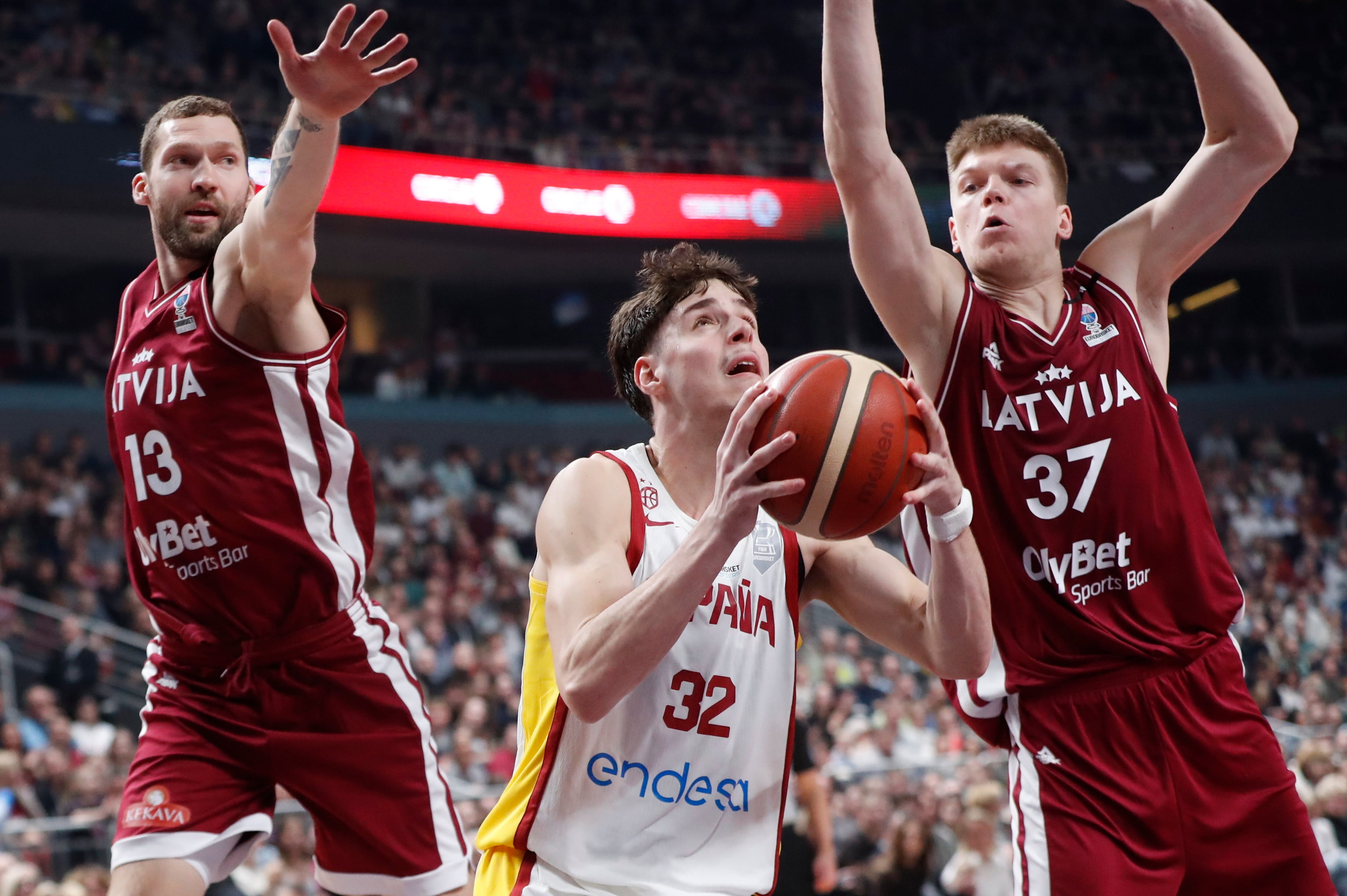 Riga (Latvia), 20/02/2025.- Janis Strelnieks (L) and Karlis Silins (R) of Latvia and Mario Saint-Supery (C) of Spain in action during the FIBA EuroBasket 2025 Qualifiers match between Latvia and Spain in Riga, Latvia, 20 February 2025. (Baloncesto, Letonia, España) EFE/EPA/TOMS KALNINS
