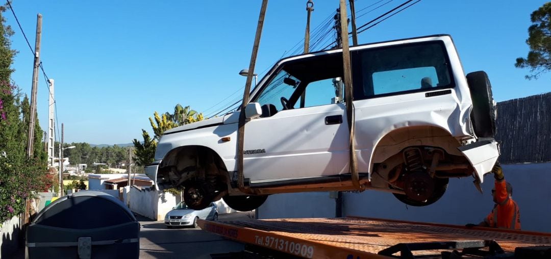 Imagen de un vehículo abandonado