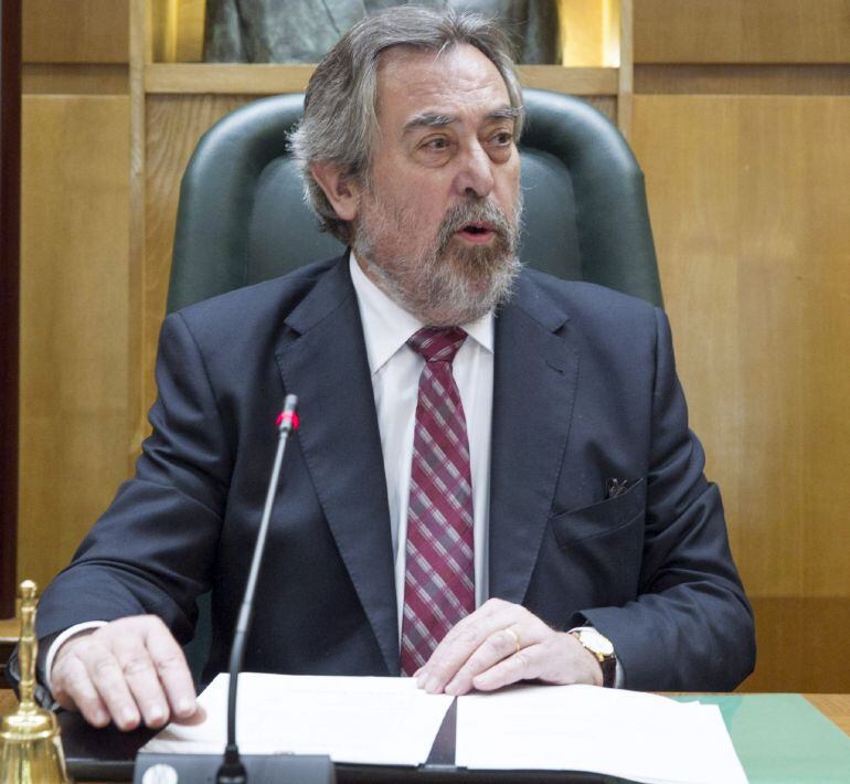 GRA211. ZARAGOZA, 10/06/2015.- El alcalde en funciones del Ayuntamiento de Zaragoza, Juan Alberto Belloch, preside hoy el pleno extraordinario para aprobar las actas de sesiones anteriores, tras estar al frente del Consistorio de la quinta ciudad de Españ