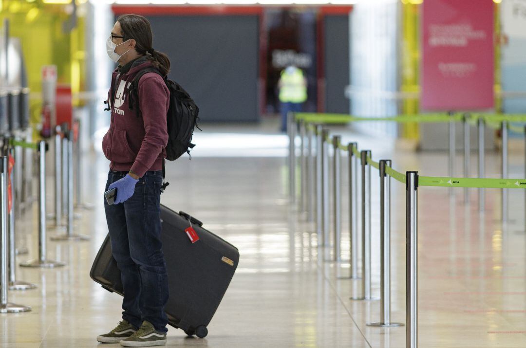 Un pasajero camina por las instalaciones de la Terminal T4 del Aeropuerto Adolfo Suárez Madrid-Barajas.