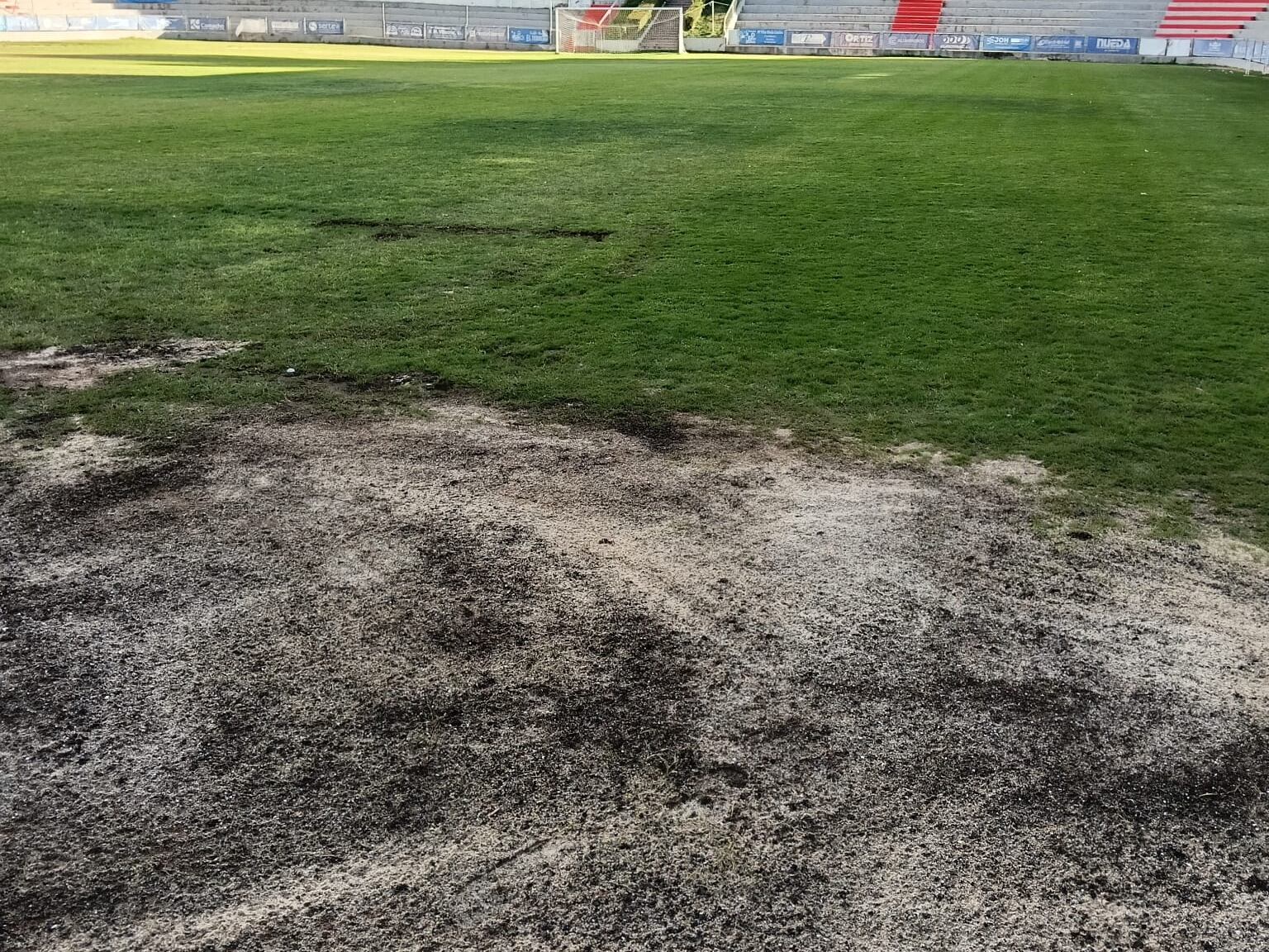 Estado del terreno de juego del estadio Virgen de la Caridad