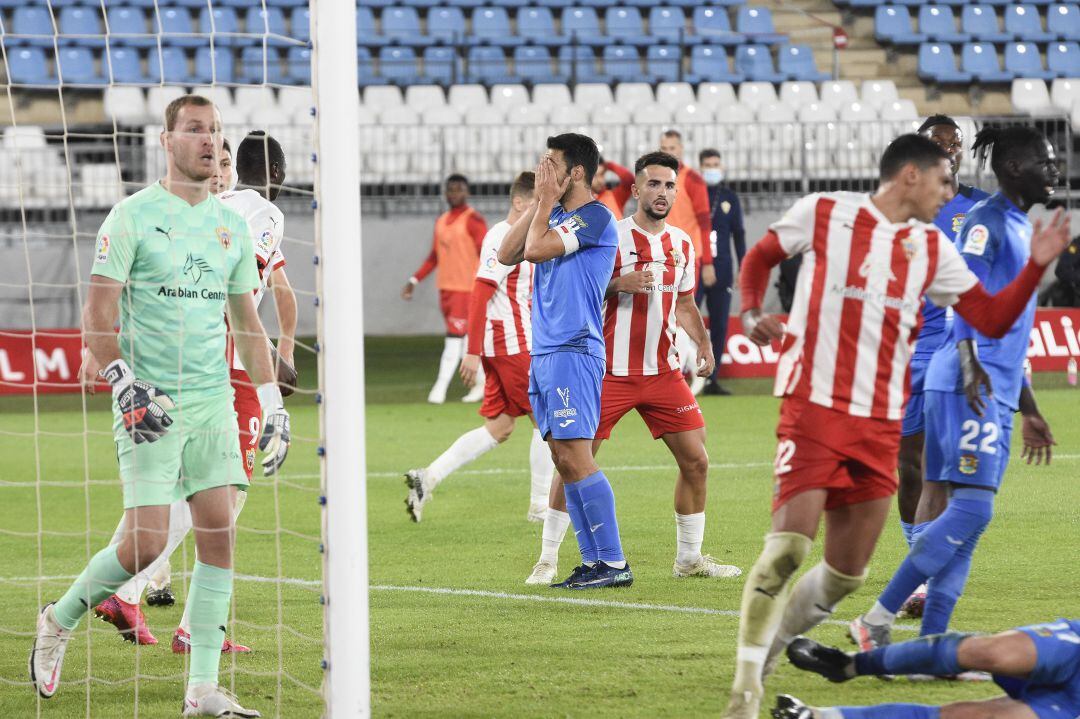Morlanes en una jugada del Almería-Fuenlabrada. 