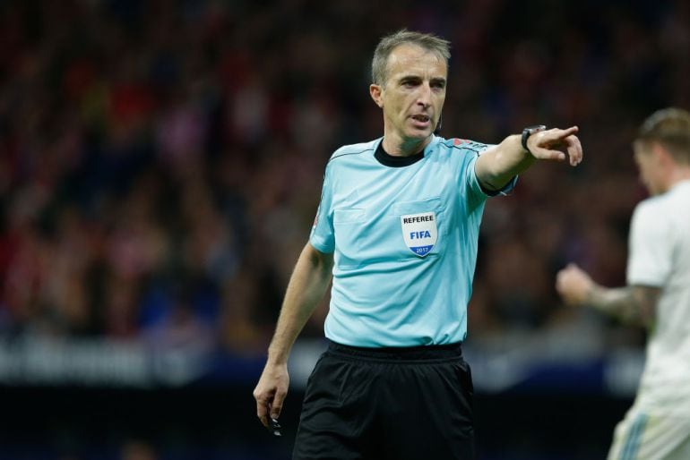 Fernández Borbalán durante un derbi madrileño 