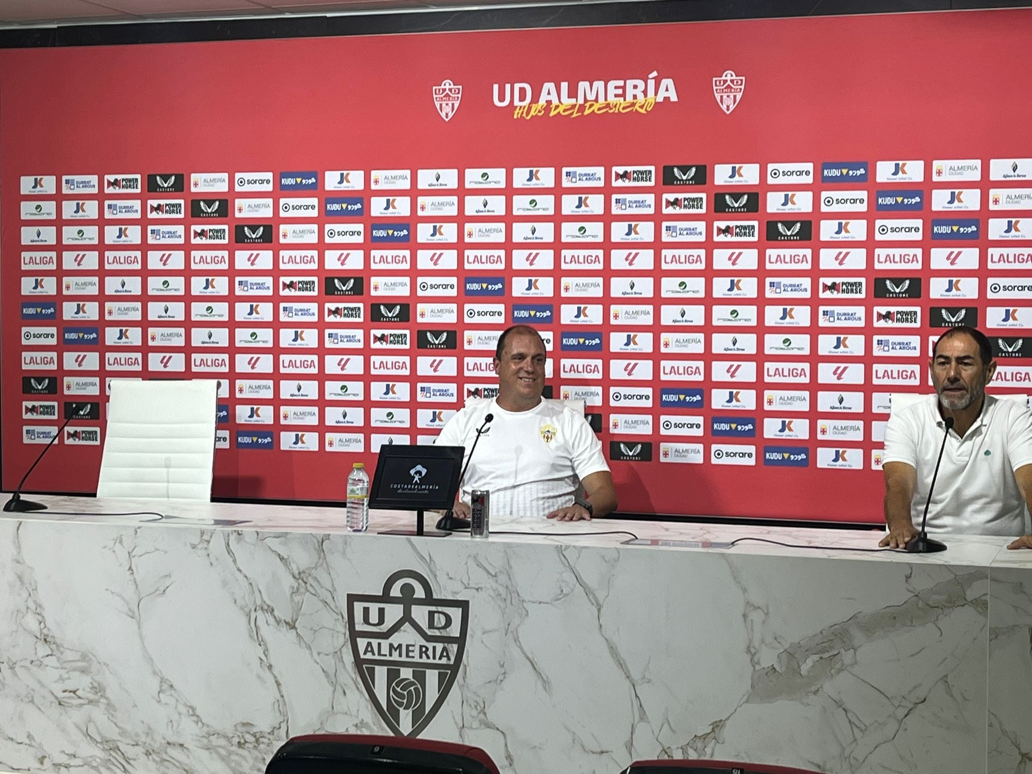 Lasarte sonriente en rueda de prensa.