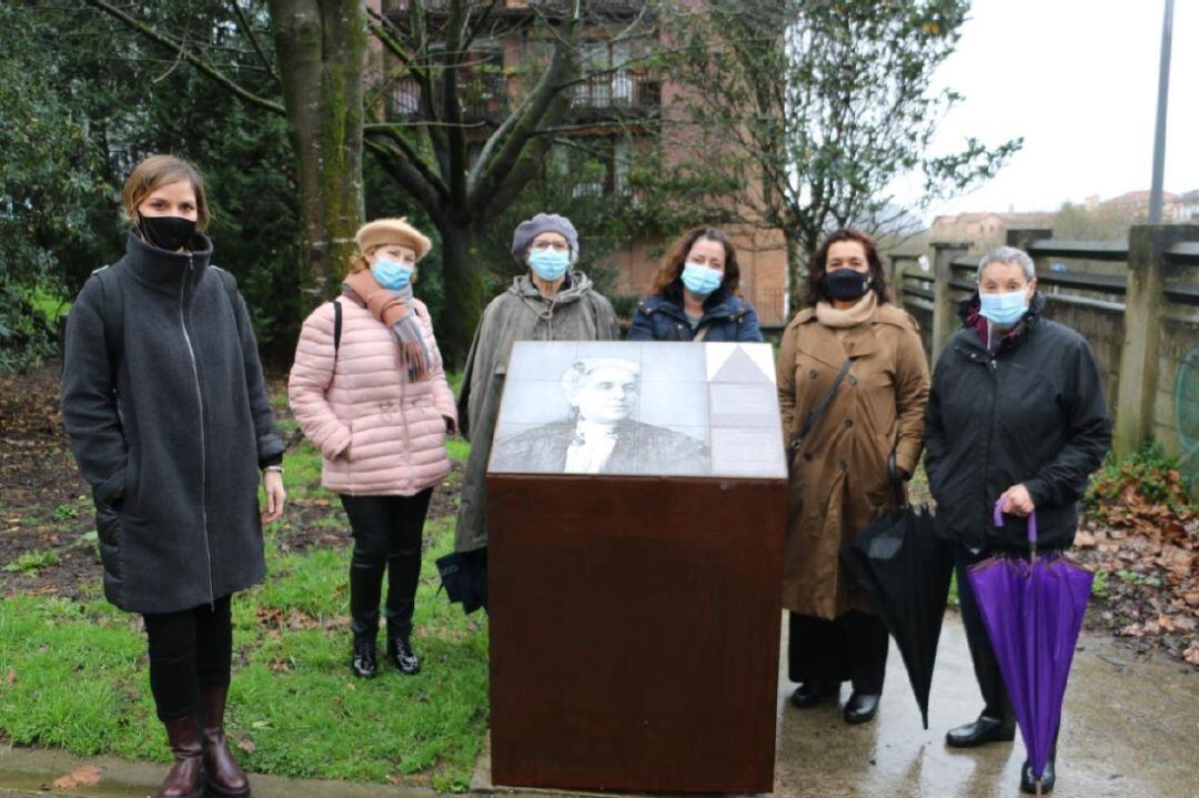 Una de las seis placas colocadas en el Distrito Este.