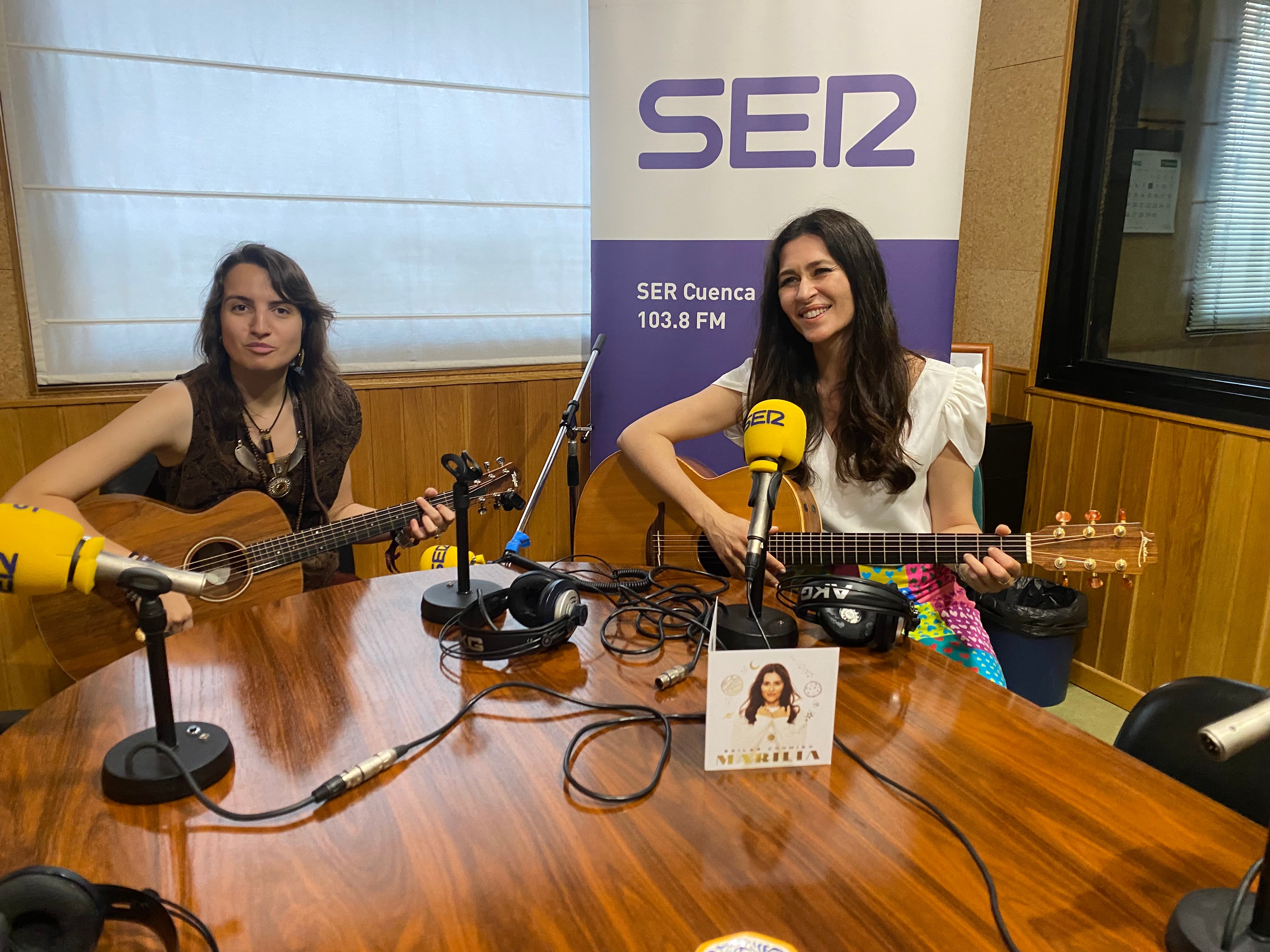 Marilia junto a su guitarrista Laura solla (izq.) en el estudio de SER Cuenca.