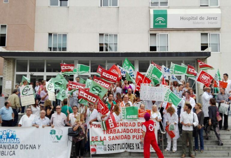 Imagen de la fachada del Hospital de Jerez durante la protesta