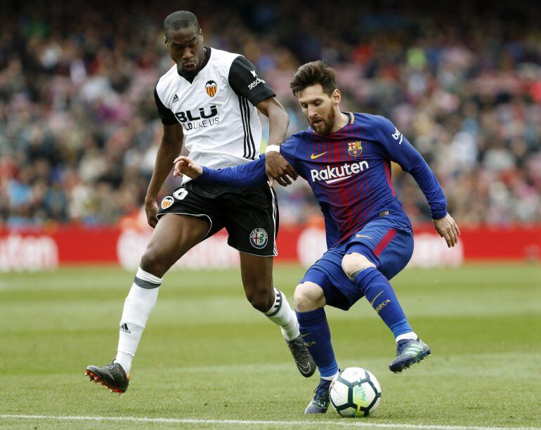 GRAF3842. BARCELONA, El delantero argentino del Barcelona, Lionel Messi (d), enfrenta al centrocampista francés del Valencia, Geoffrey Kondogbia (i), durante el partido de la jornada 32 de LaLiga que se disputa esta tarde en el estadio del Camp Nou. EFE, 