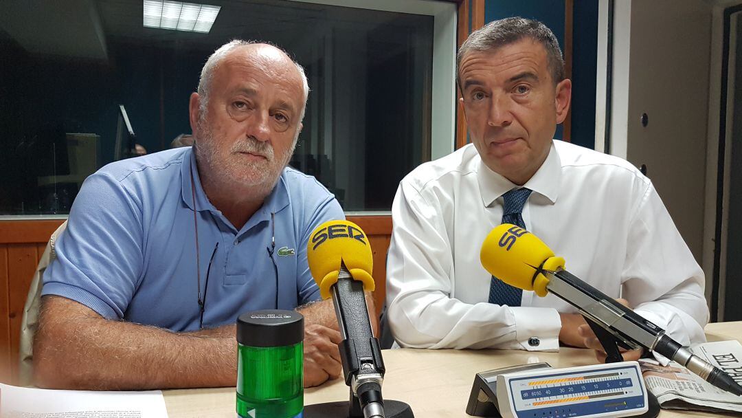 Javier Gómez Acebo y David Gónzalez Pescador en el estudio de La Ventana de Cantabria 