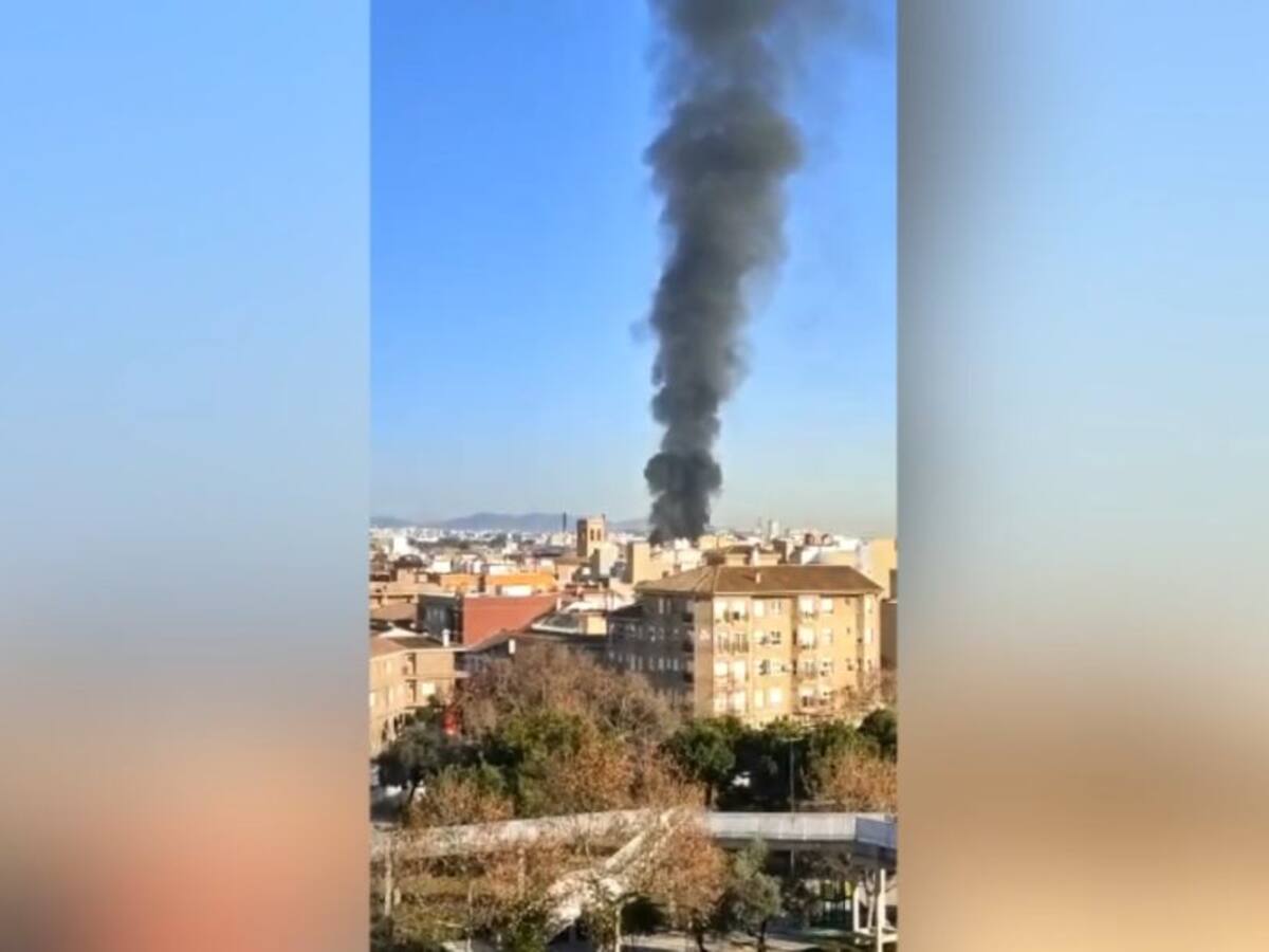 El incendio de una caravana en Aldaia provoca una columna de humo visible en toda el área metropolitana