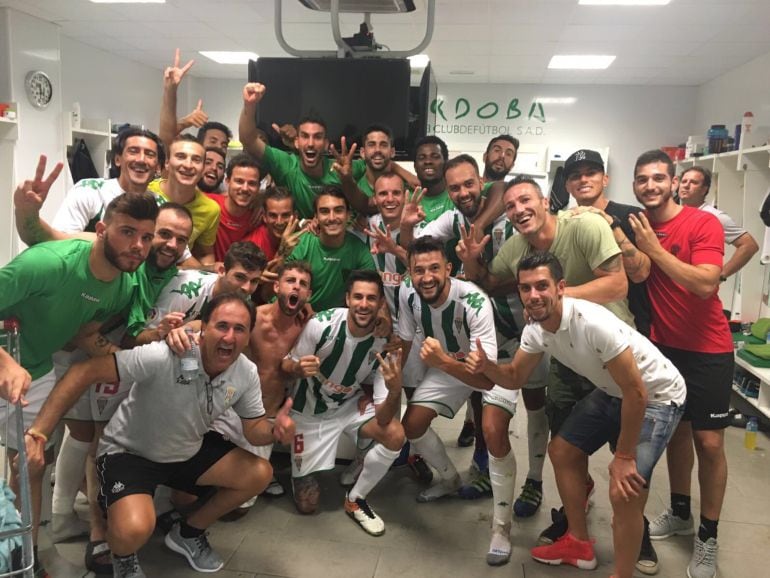 Los jugadores celebran la primera victoria de la temporada