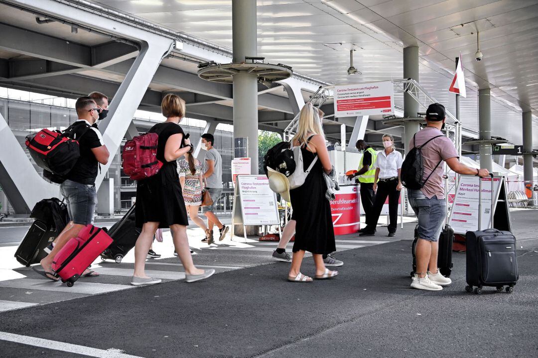 Varios viajeros en el aeropuerto de Colonia