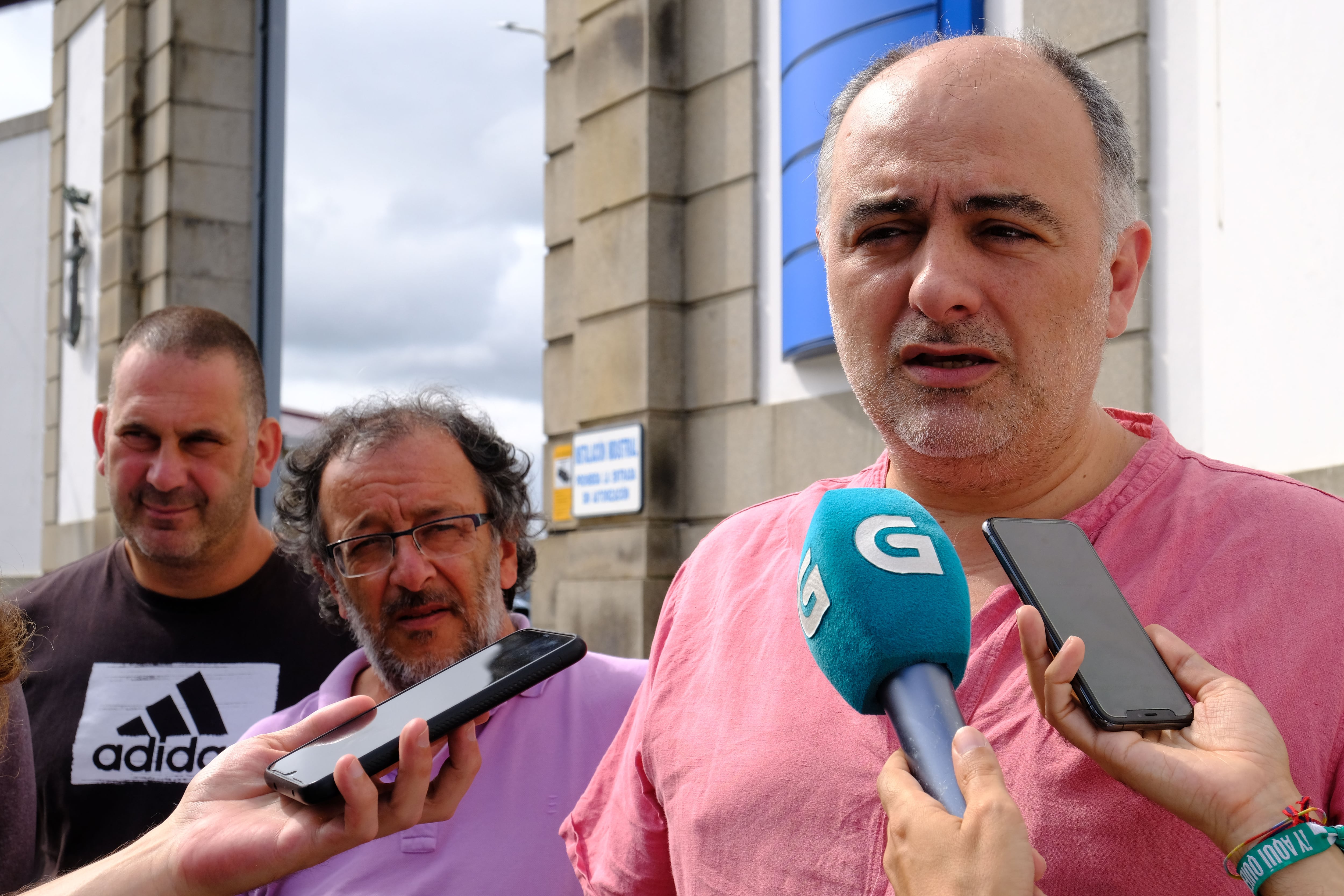 FERROL, 05/07/2023.- El presidente del comité de empresa de Navantia Ferrol, Emilio García Juanatey, comparece ante los medios de comunicación tras el rechazo de las plantillas en las votaciones sobre el plan industrial y el convenio colectivo de la empresa, que abre la posibilidad de movilizaciones en plena campaña electoral, este miércoles en Ferrol. EFE/Kiko Delgado.