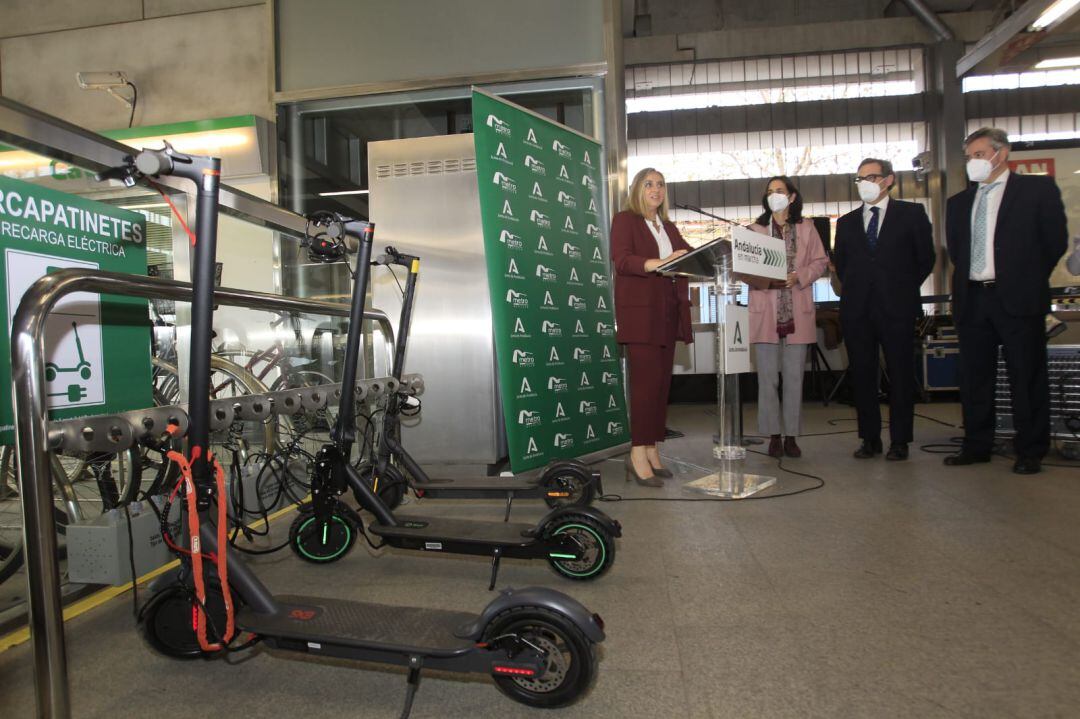 Inauguración del primer aparcapatinetes de Metro de Sevilla