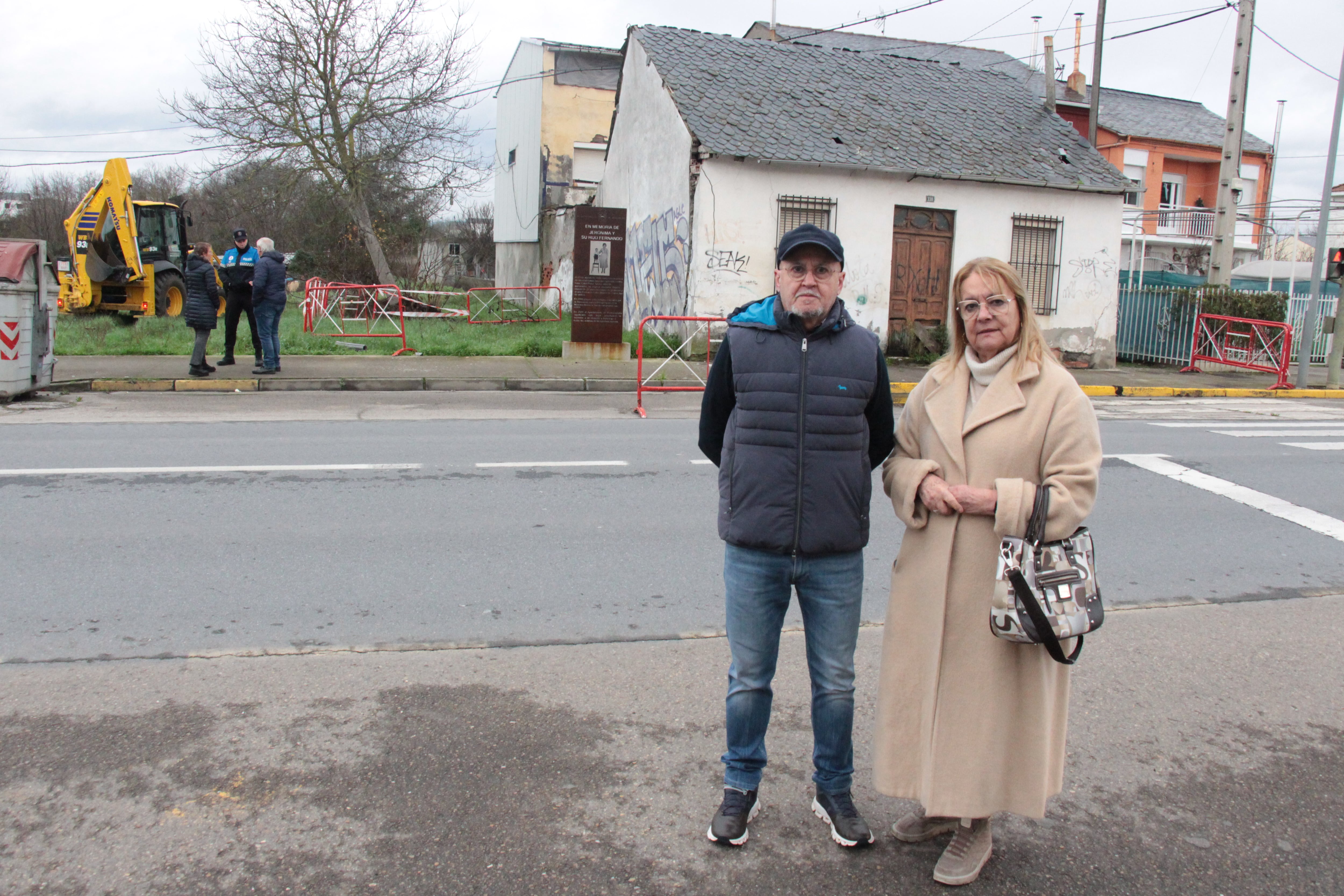 El concejal, Pedro Fernández y la concejala Carmen Doel junto a las obras