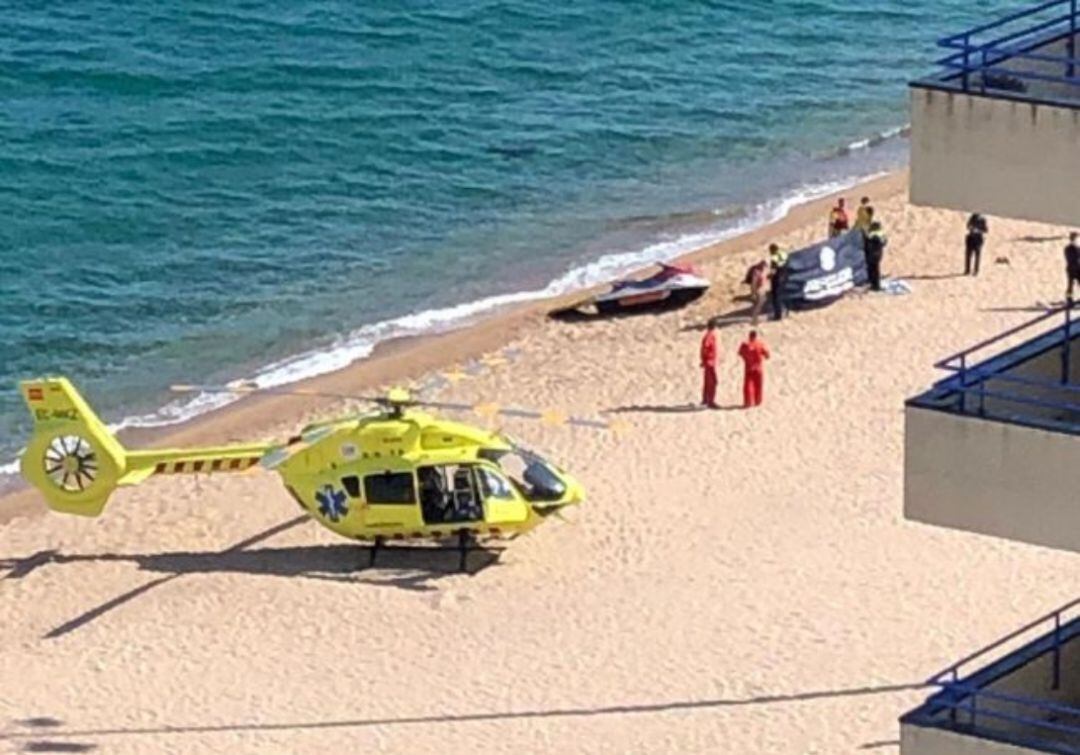 Un helicòpter del SEM aterrat a la platja Gran de Castell Platja d'Aro