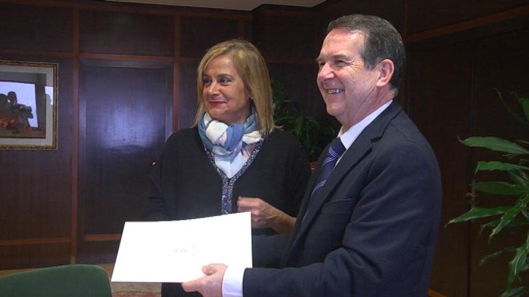 El alcalde de Vigo, Abel Caballero y la presidenta de la Diputación Provincial de Pontevedra, en el momento de firma del convenio para la construcción del Carril Bici de Vigo