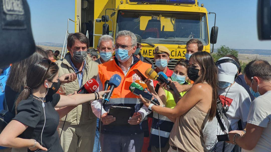 El delegado del Gobierno, Javier Izquierdo, y el consejero de Medio Ambiente de la Junta de Castilla y León, en el puesto de mando avanzado ubicado en la N-403