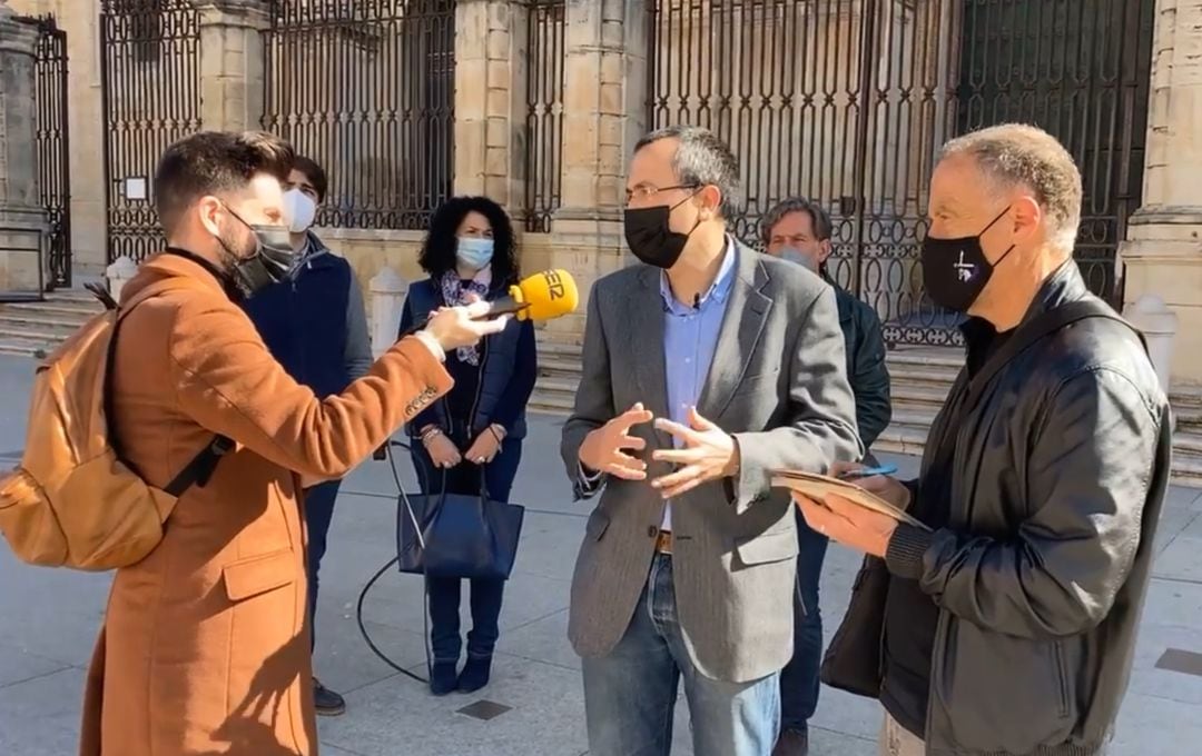 Manuel Bonilla del PP atendía a los medios de comunicación en la Plaza de Santa María, frente al Ayuntamiento de Jaén