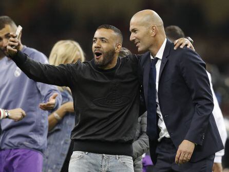 Zidane se hace una foto con un fan durante la celebración del título