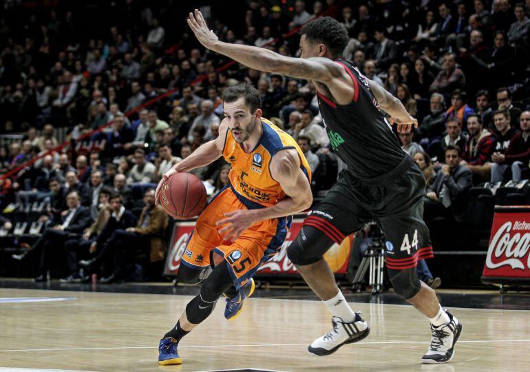 GRA481. VALENCIA. 04/03/2015.- El escolta del Valencia Basket, Pau Ribas (i), trata de superar la defensa del base estadounidense del FC Bayern Munich, Bryce Taylor, durante el partido de ida de los octavos de final de la Eurocopa de Baloncesto que se disputa esta noche en el pabellón de la Fuente de San Luis, en Valencia. EFE/Manuel Bruque.