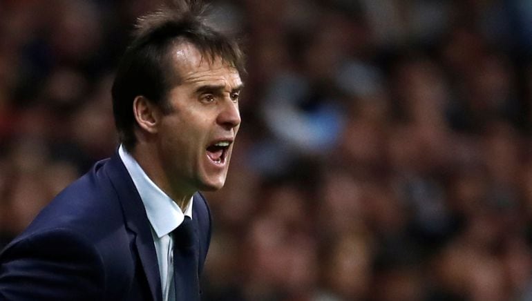 Lopetegui ordena a sus jugadores durante el partido del Wanda frente a Argentina