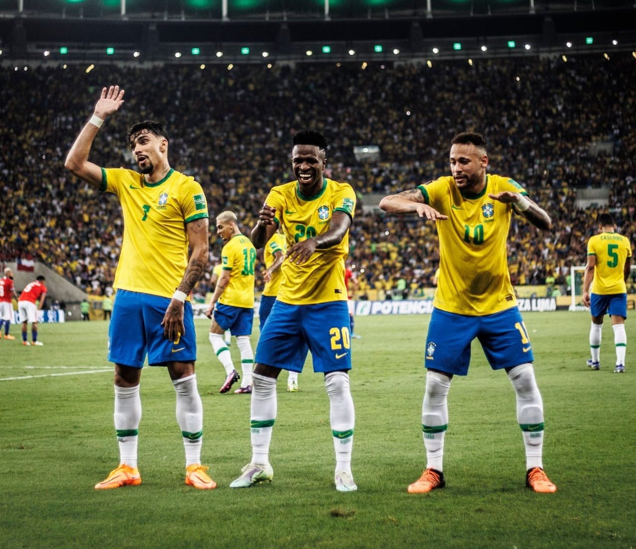 Vinicius y Neymar bailan con Paquetá, durante un partido con la selección brasileña.