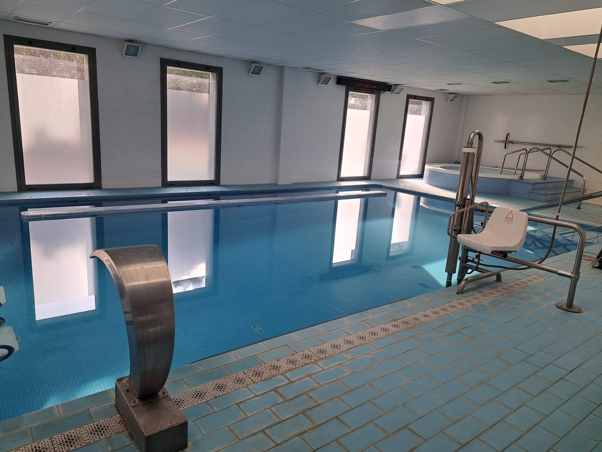 Imagen de la piscina de rehabilitación del Hospital Provincial por la tarde, cuando permanece totalmente cerrada al público