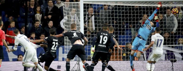 El defensa del Real Madrid Sergio Ramos cabecea a puerta para conseguir el tercer gol de su equipo frente al Deportivo.