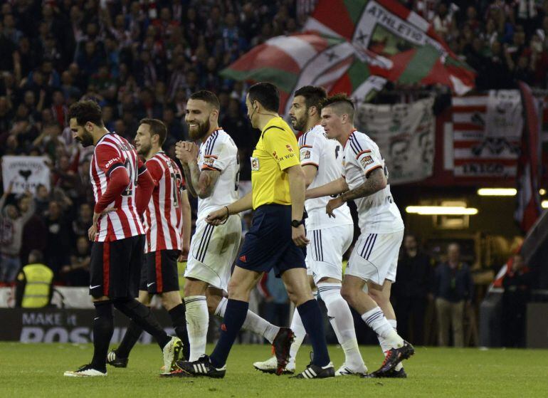 La actuación de Teixeira Vitienes ha indignado al Valencia.