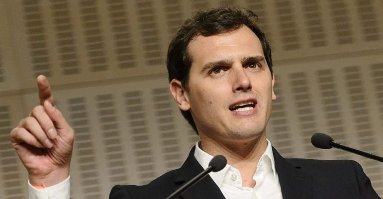 GRA393. SEVILLA 22/03/2015.- El lider nacional de Ciudadanos, Albert Rivera (i), acompañado por el candidato a la Presidencia de la Junta de Andalucia, Juan Marín, durante su comparecencia tras conocerse el resultado final de las elecciones andaluzas. EFE/ Raúl Caro