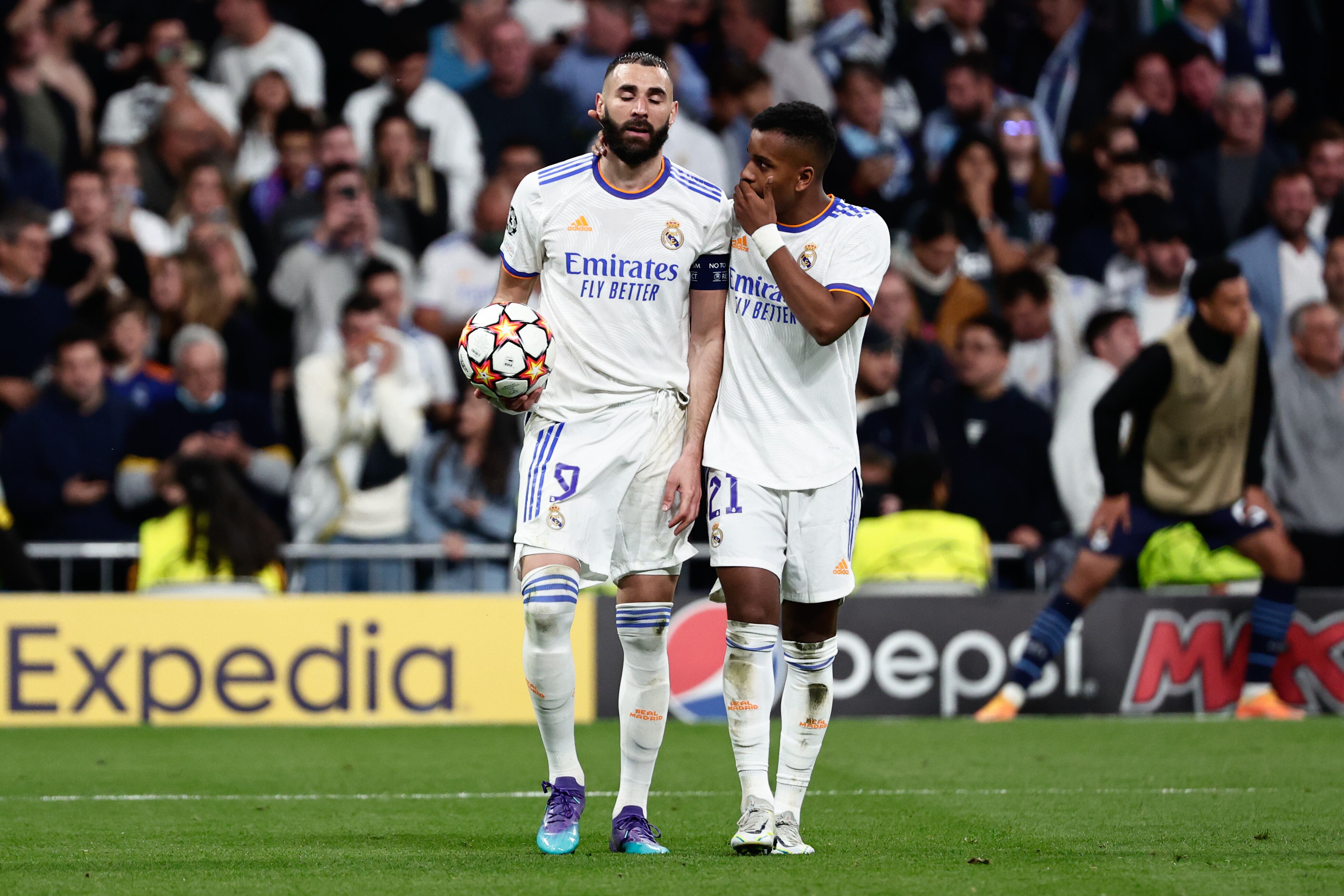 Karim Benzema y Rodrygo Goes durante el partido frente al Manchester City.