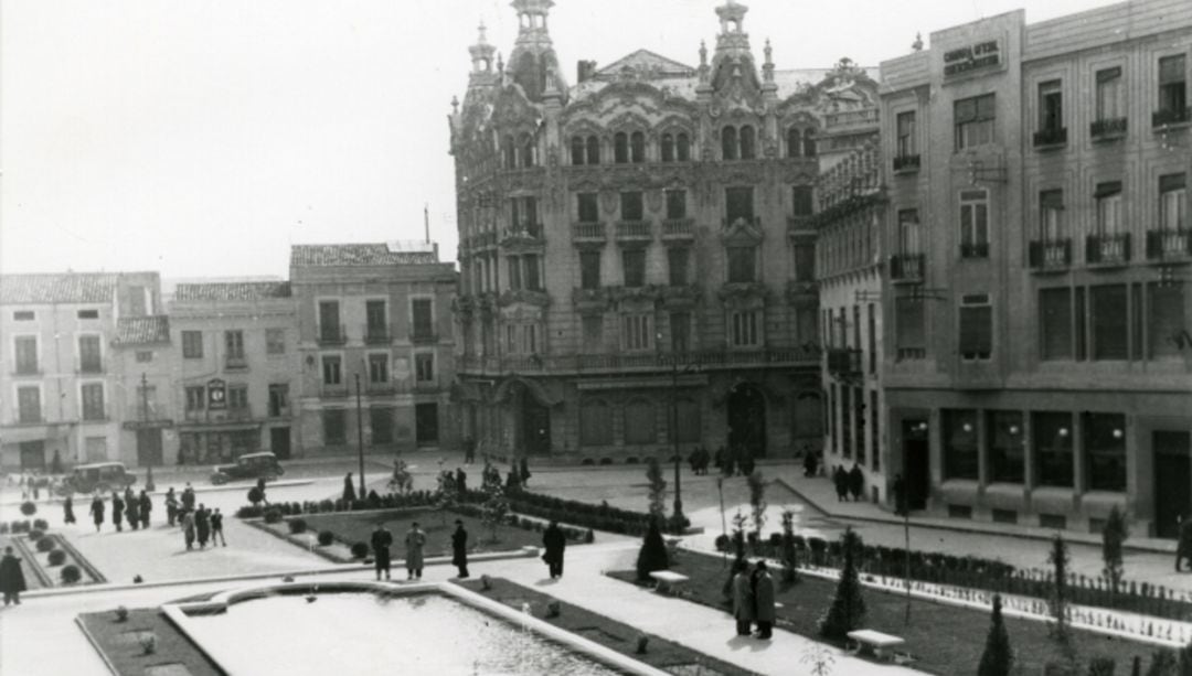 Imagen de la plaza del Altozano a mediados del siglo XX